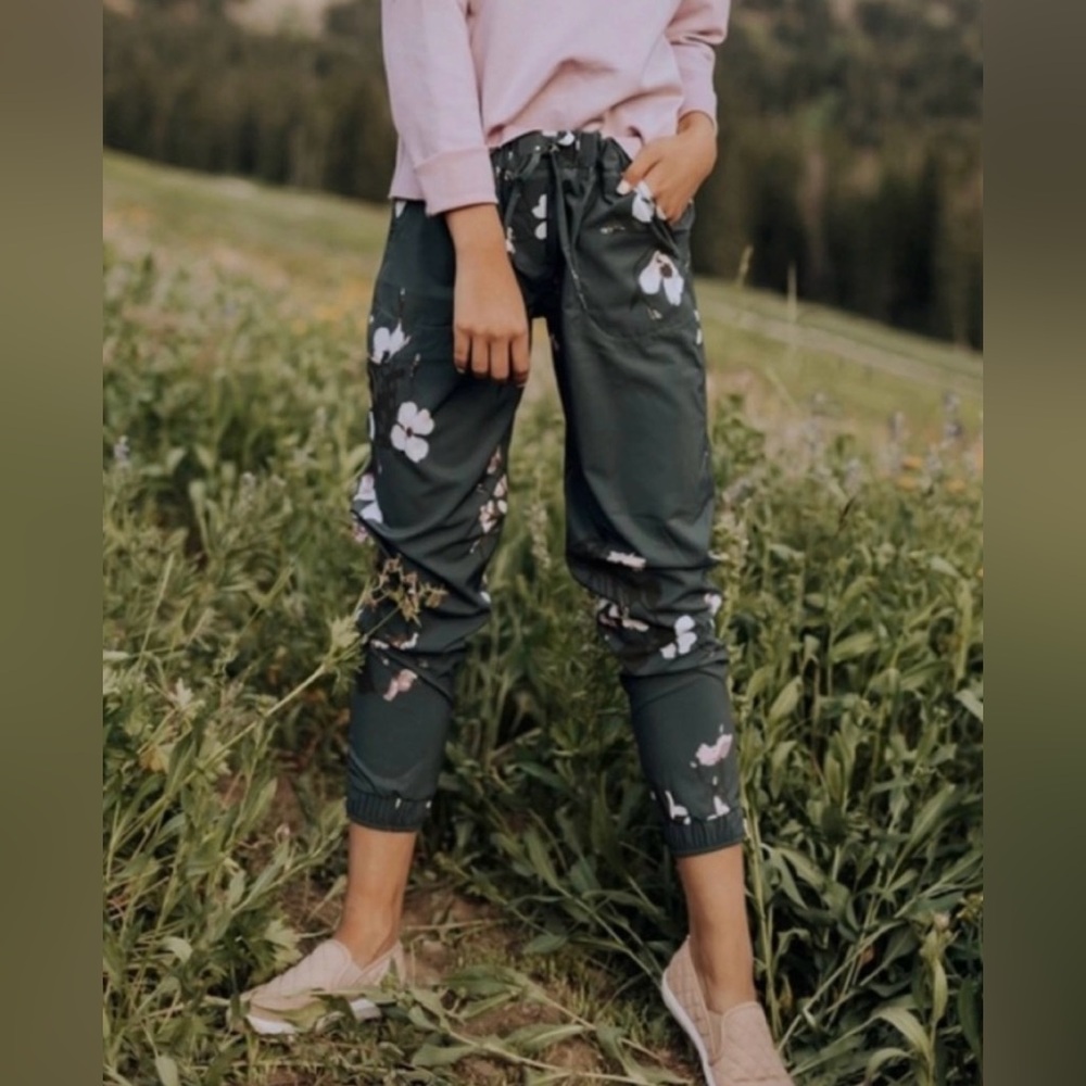 ALBION FIT orchid jetsetter jogger pants size XS
Hard to find!